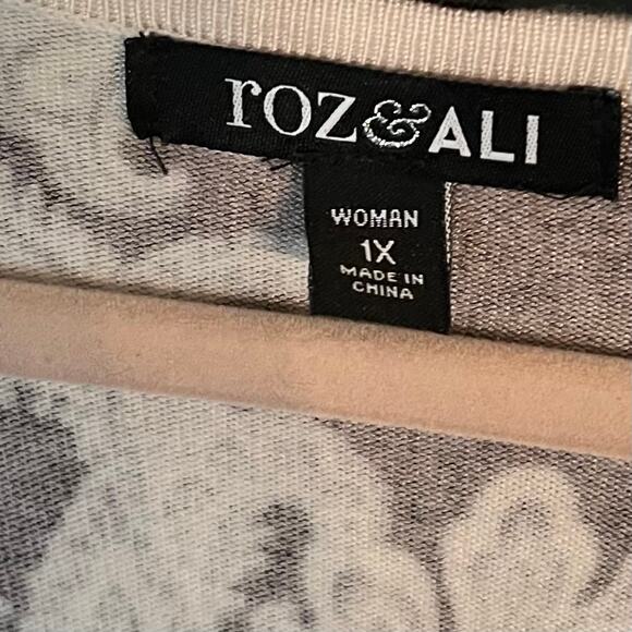 Roz & Ali 1X V-neck Sweater Paisley Black Cream Soft Light Knit Contemporary - Picture 4 of 8